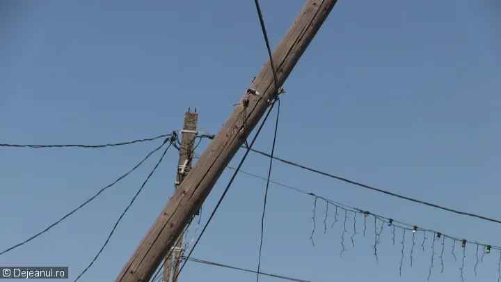 Accident ciudat în Bistrița! Un angajat al unei firme de telefonie a căzut cu tot cu stâlpul pe care se urcase să repare un cablu