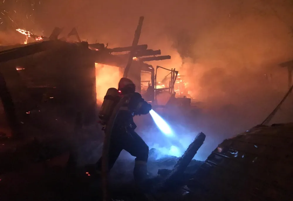 Cel mai violent incendiu din ultimii ani din județul Bistrița-Năsăud a distrus patru case, un atelier de tâmplărie și două anexe gospodărești (FOTO/VIDEO)