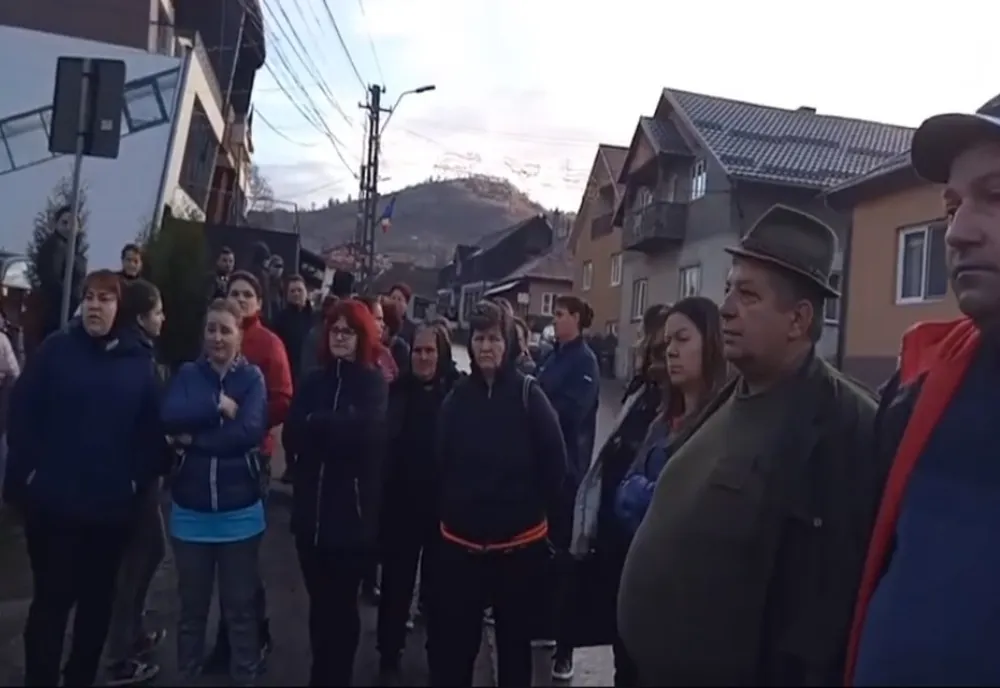 Protest la o școală din Bistrița-Năsăud. Părinții nu vor ca un profesor condamnat pentru purtare abuzivă să revină la cursuri (FOTO/VIDEO)