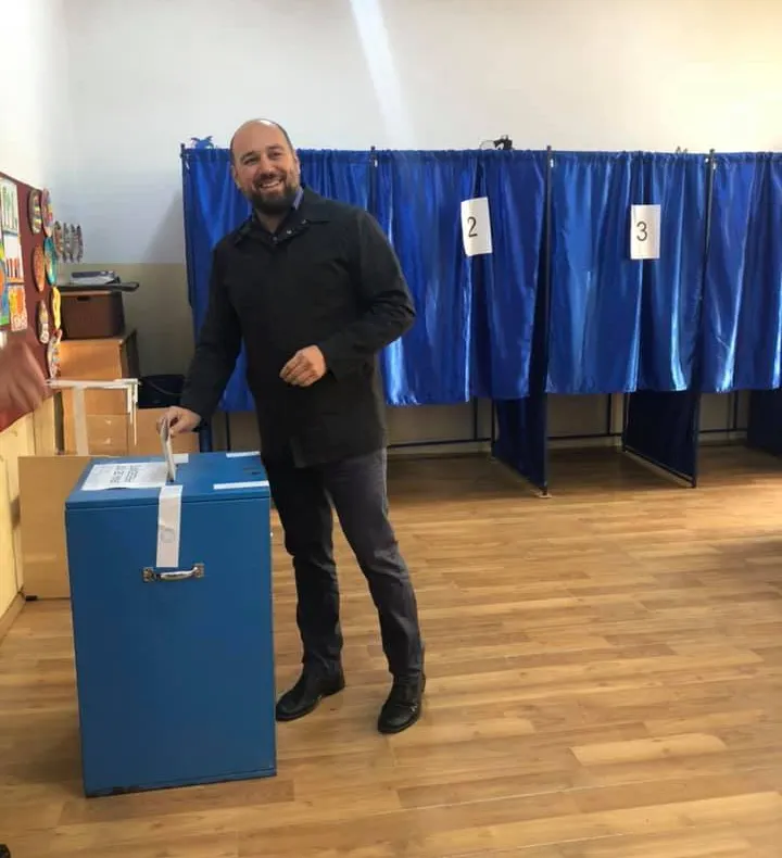 Deputatul Ionuț Simionca: ”Am votat pentru respect, educație și performanță!” (FOTO)