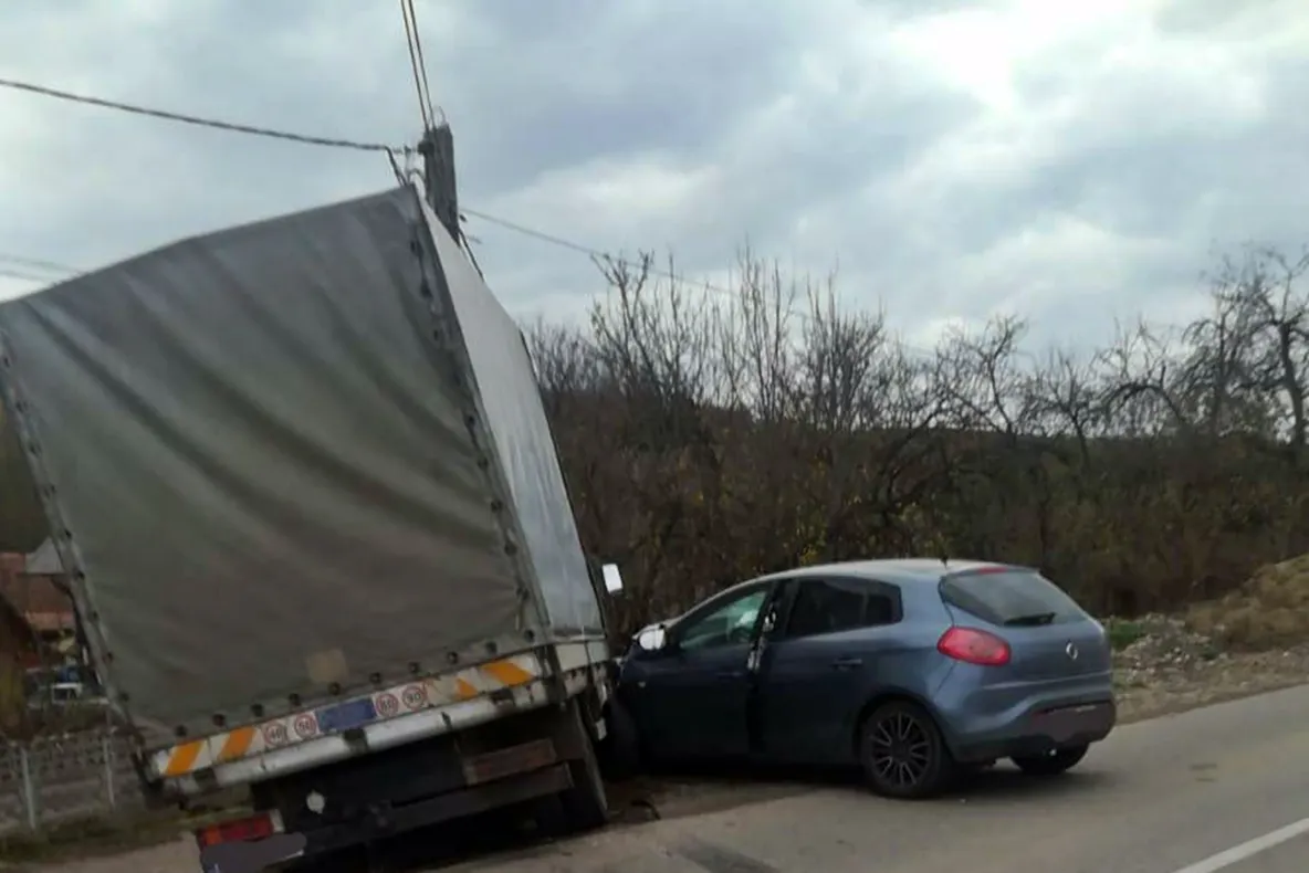 Șapte persoane, implicate într-un accident rutier în Bistrița-Năsăud! Trei adulți și doi copii au ajuns la spital