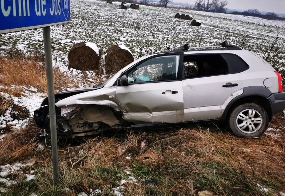 FOTO: Accident la intesecția DJ151 cu DN 17, în Bistrița-Năsăud! Patru persoane au ajuns la spital