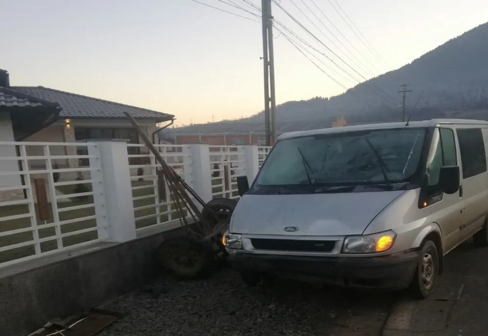 Atelaj hipo, lovit de autoutilitară pe DN 17D, la Maieru