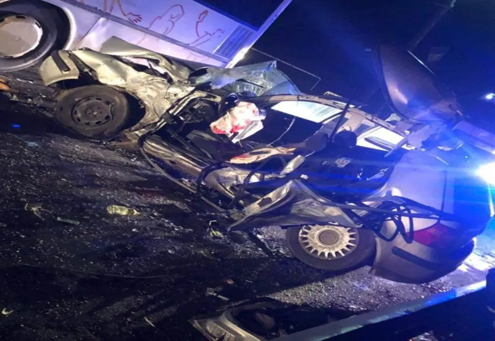 Accident grav la Josenii Bîrgăului! Un polițist a murit, după ce a intrat cu mașina într-un autobuz