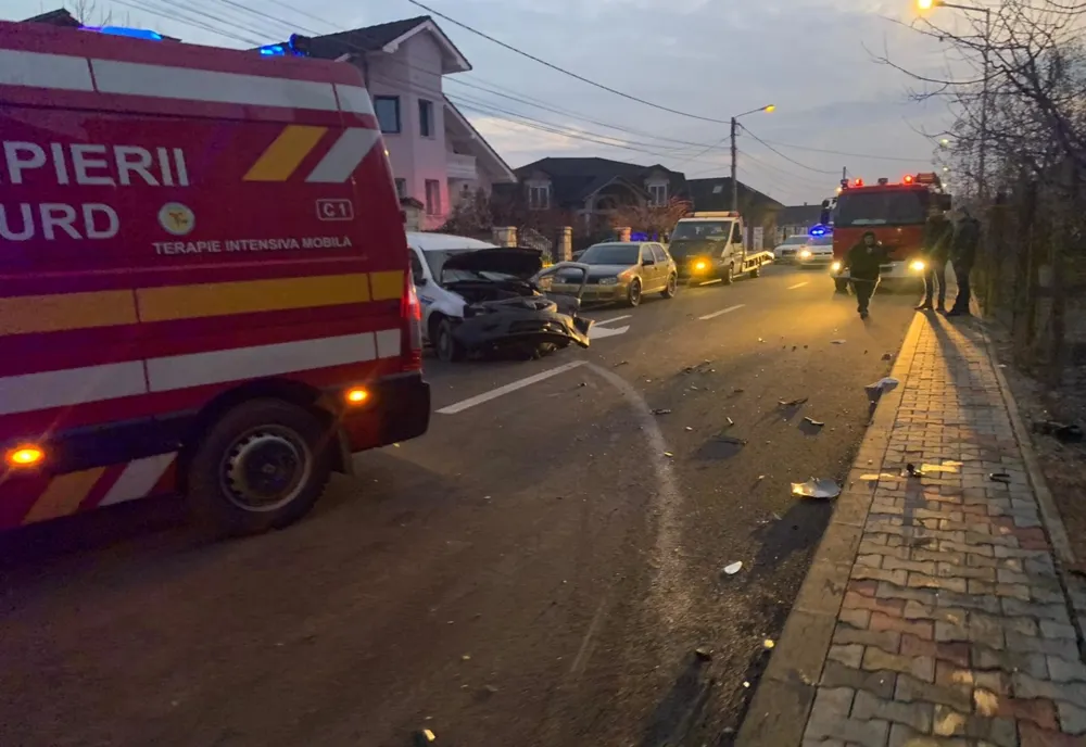 Accident într-o intersecție din Bistrița, între două autoturisme. Unul dintre șoferi a fost proiectat prin parbriz