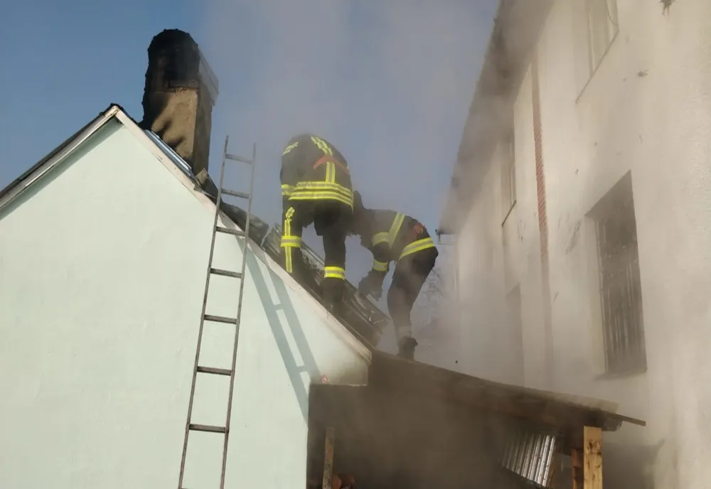 FOTO/VIDEO: Incendiu la anexa unei gospodării, în orașul Năsăud