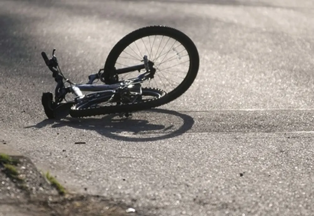 Un biciclist, lovit aseară de o mașină în Bistrița, a murit la spital