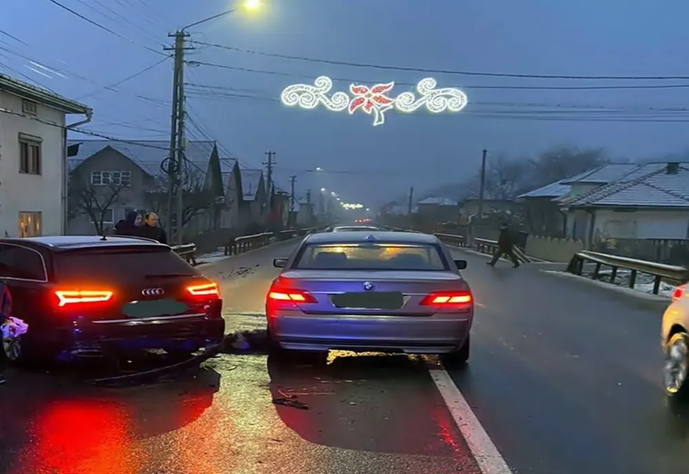 Accident pe DN 17, la Mureșenii Bârgăului! Un autoturism a ajuns într-un parapet