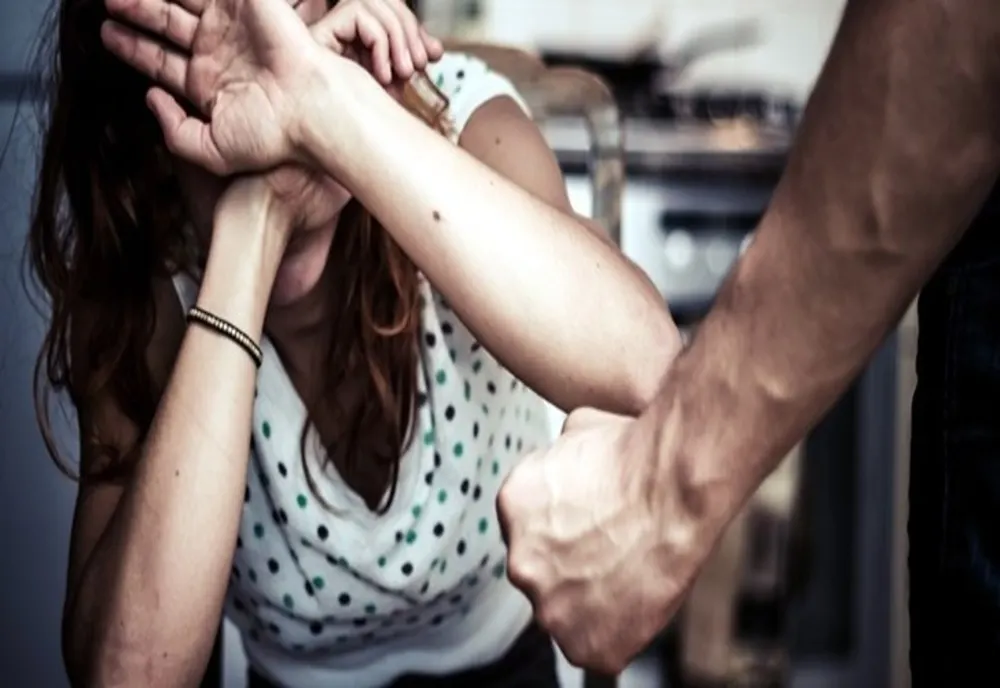 Tânăr din Bistrița, reținut pentru proxenetism și violență în familie
