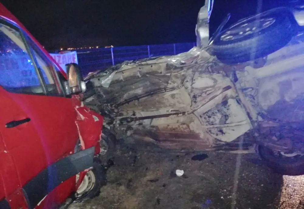 FOTO: Accident rutier pe DN 17, la ieșire din municipiul Bistrița înspre Crainimăt! Trei persoane au ajuns la spital