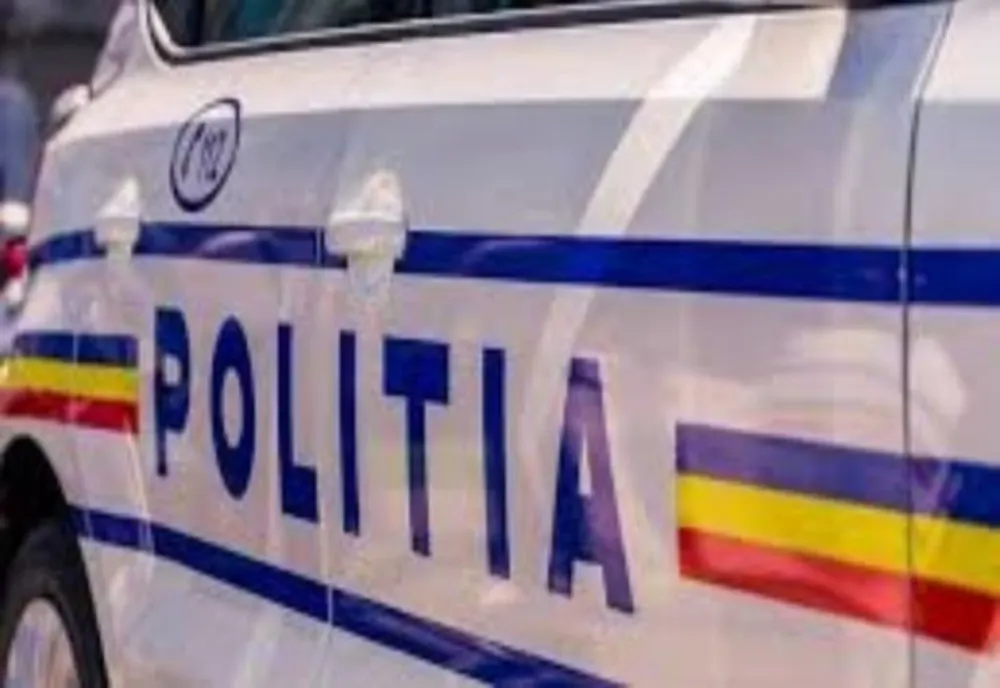 Beat și fără permis, "călare" pe moped! L-au descoperit polițiștii după ce s-a "pupat" cu un autoturism