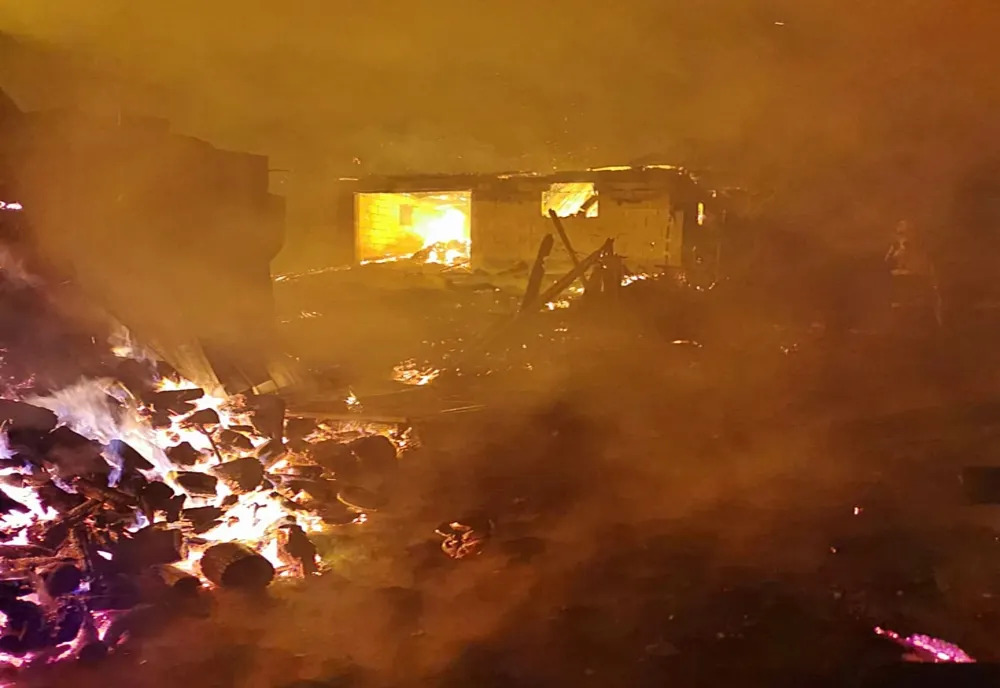 FOTO/VIDEO: Patru gospodării din comuna Șieuț, mistuite de flăcări