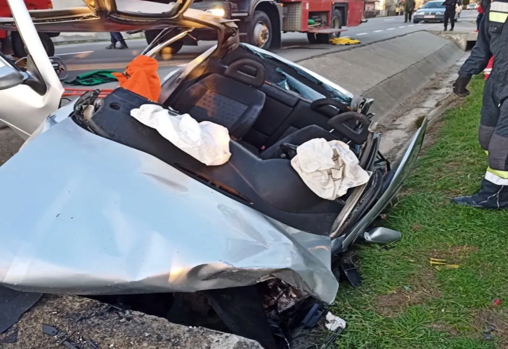 FOTO: Tragedie în a doua zi de Paște, în Rusu Bârgăului! Un tânăr și-a pierdut viața după ce s-a izbit cu mașina de un cap de pod