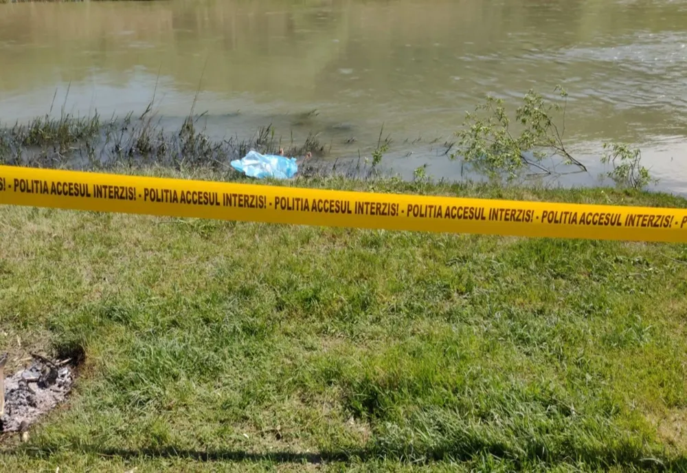 Cadavrul unui bărbat, găsit în râul Șieu! Aparent acesta s-ar fi înecat