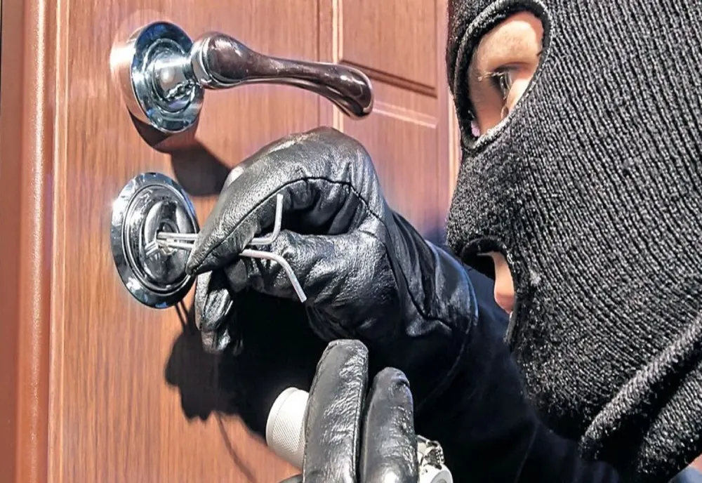 La 18 ani, riscă să ajungă după gratii, după ce a spart mai multe apartamente