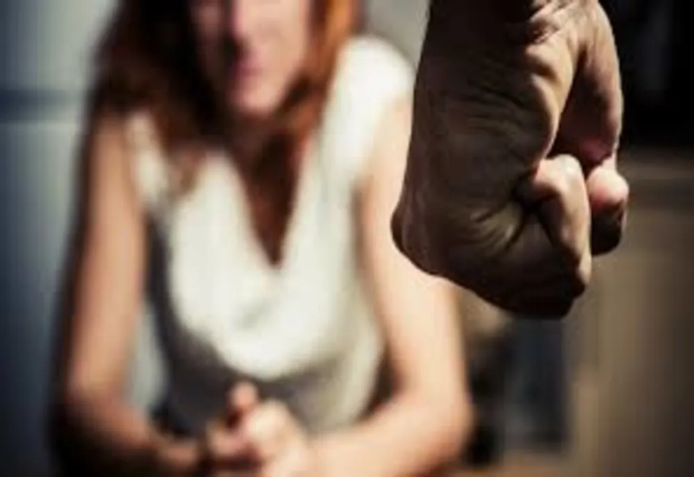 Ordine de protecție, emise de polițiștii bistrițeni împotriva a doi bărbați care și-au bătut partenerele de viață! Unul are dosar penal