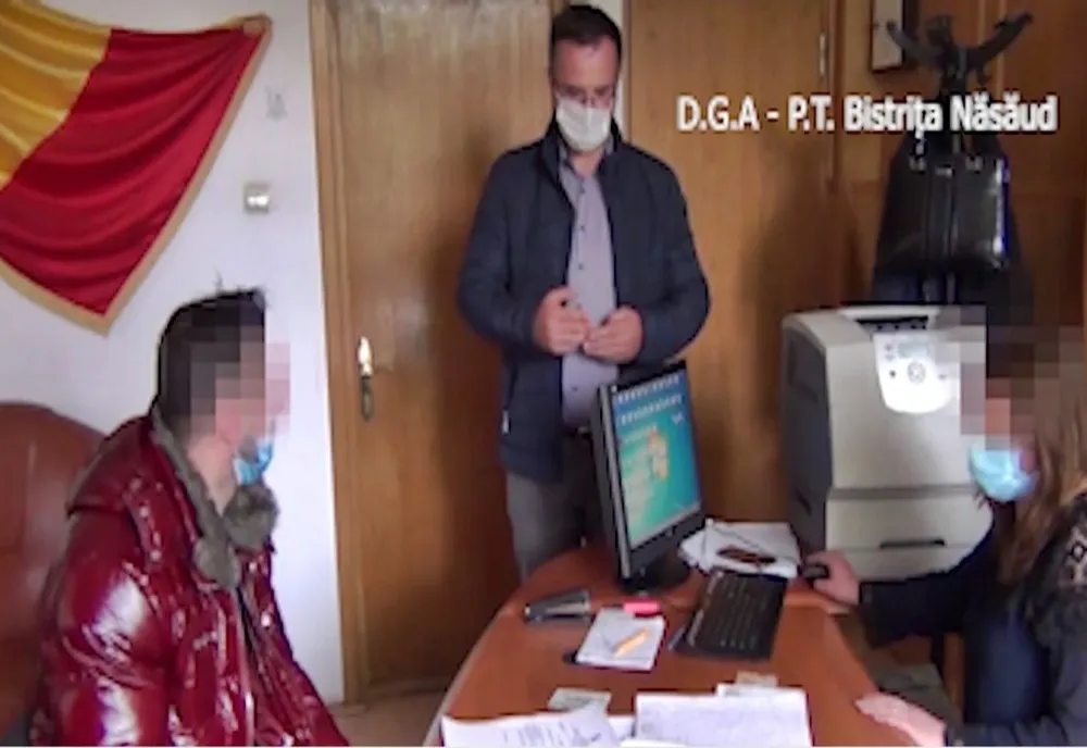 FOTO/VIDEO: Tupeu maxim: a trimis mită în plic prim-procurorului de la Năsăud, "să-și cumpere flori"! Prins în flagrant, a primit "cadou" încă un dosar penal