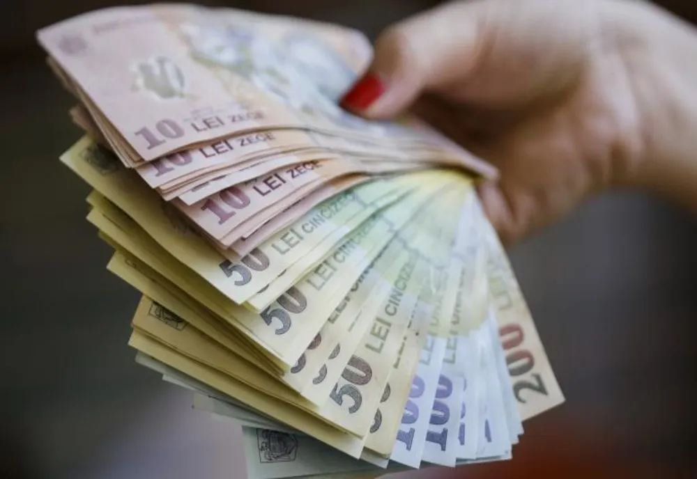 VIDEO: Vindea ilegal măști de protecție! Bistrițeancă, prinsă în flagrant dând mită polițiștilor care o cercetau pentru evaziune fiscală