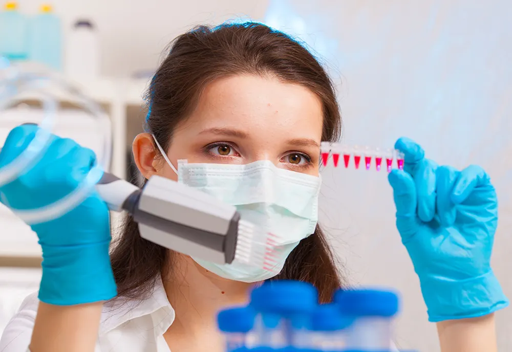 Câte teste pentru depistarea SARS Cov-2 au fost efectuate în laboratoarele din Bistrița-Năsăud, în prima lună de funcționare, și câte persoane au fost testate efectiv