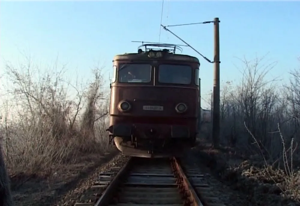Autoturism lovit de tren, la ieșirea din municipiul Bistrița spre Livezile