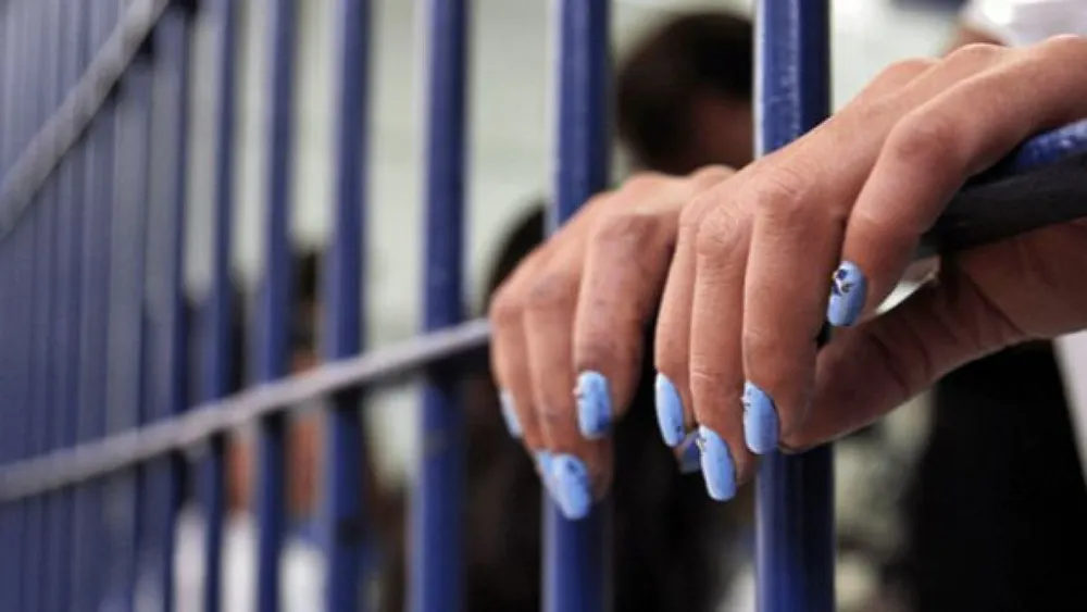 Tânăra din Bistrița care a încălcat de două ori arestul la domiciliu, a ajuns după gratii