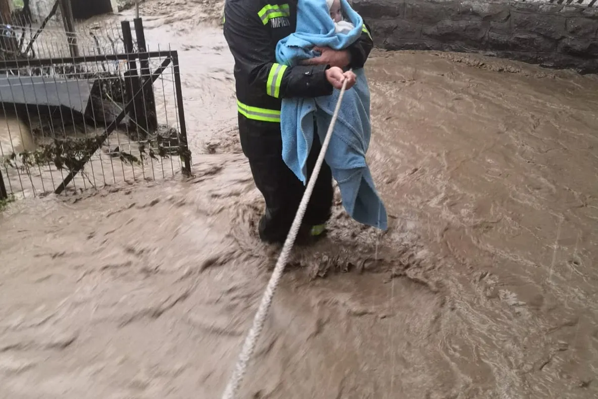 Foto/Video: Ploaia torențială a făcut ravagii în Bistrița-Năsăud! Mai multe gospodării au fost inundate