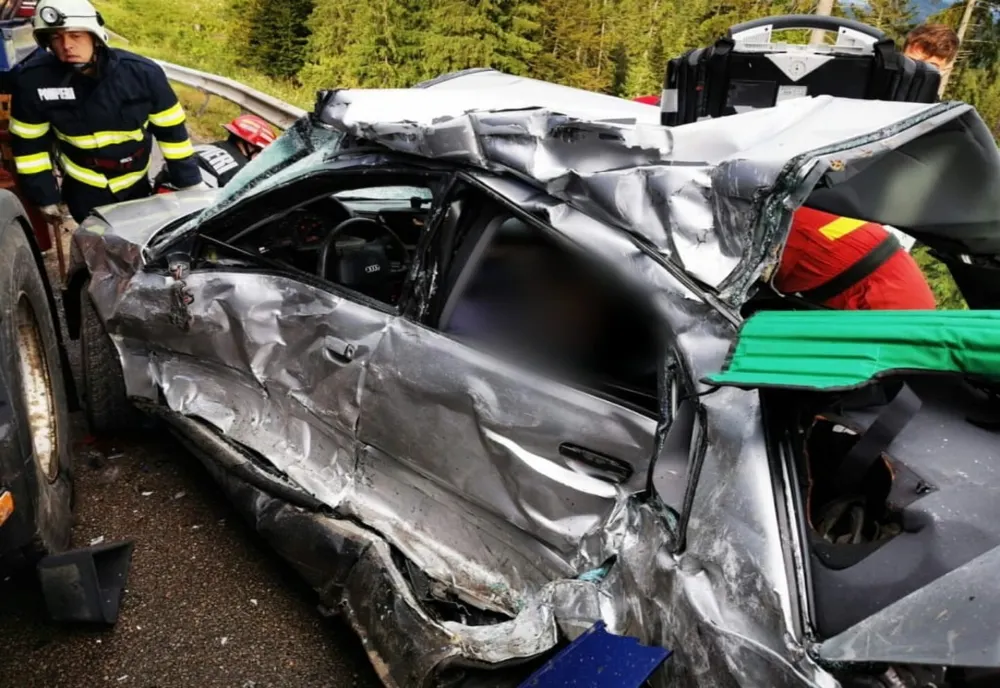 FOTO: Angajat al Consiliului Județean Bistrița-Năsăud, mort într-un accident rutier violent, în Pasul Tihuța