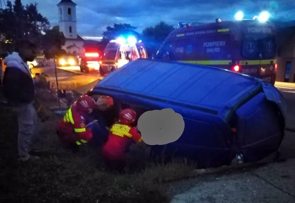 Microbuz, în șanț în localitatea Livezile! Un maramureșean și doi bistrițeni au ajuns la spital