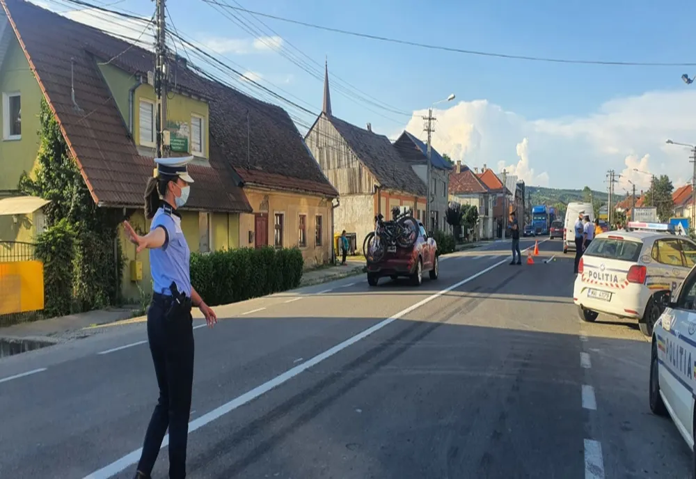 FOTO: Fetiță de 9 ani, la spital, după ce a fost accidentată de un microbuz! Copila traversa regulamentar strada, împreună cu mama sa