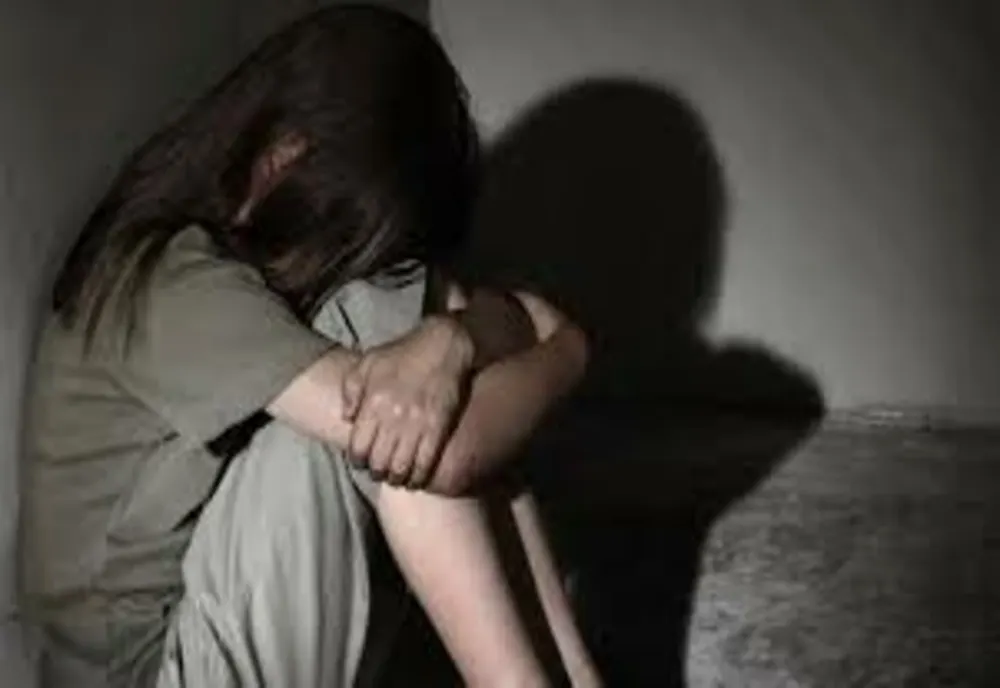 Părinți doar cu numele! Trei fetițe din Bistrița, bătute de propriul tată, în timp ce mama era băută
