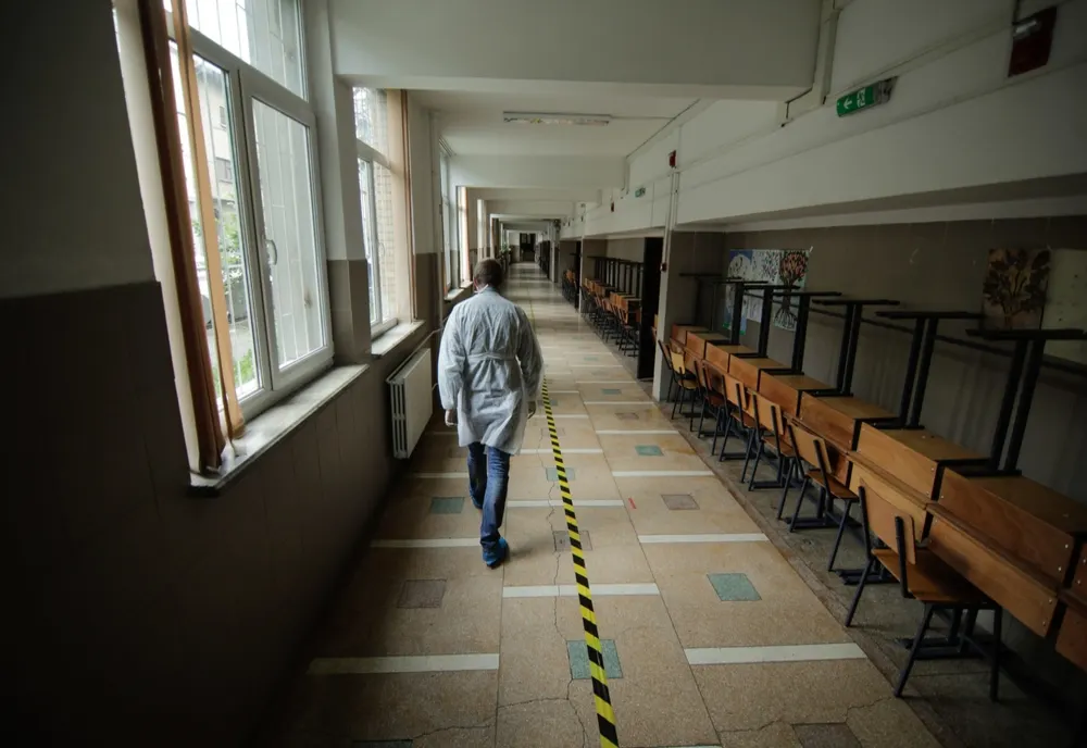 Două unități de învățământ din Bistrița-Năsăud, în scenariul ROȘU