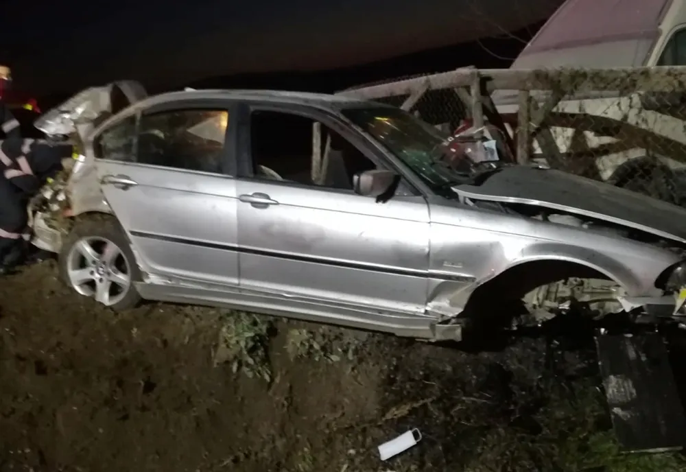 Autoturism răsturnat, după ce a intrat într-un cap de pod pe DN 17, în Bistrița! Trei persoane, la spital