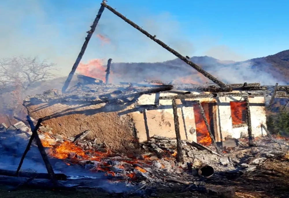 Bătrânică din Bistrița-Năsăud, arsă de vie în incendiul care i-a cuprins casa