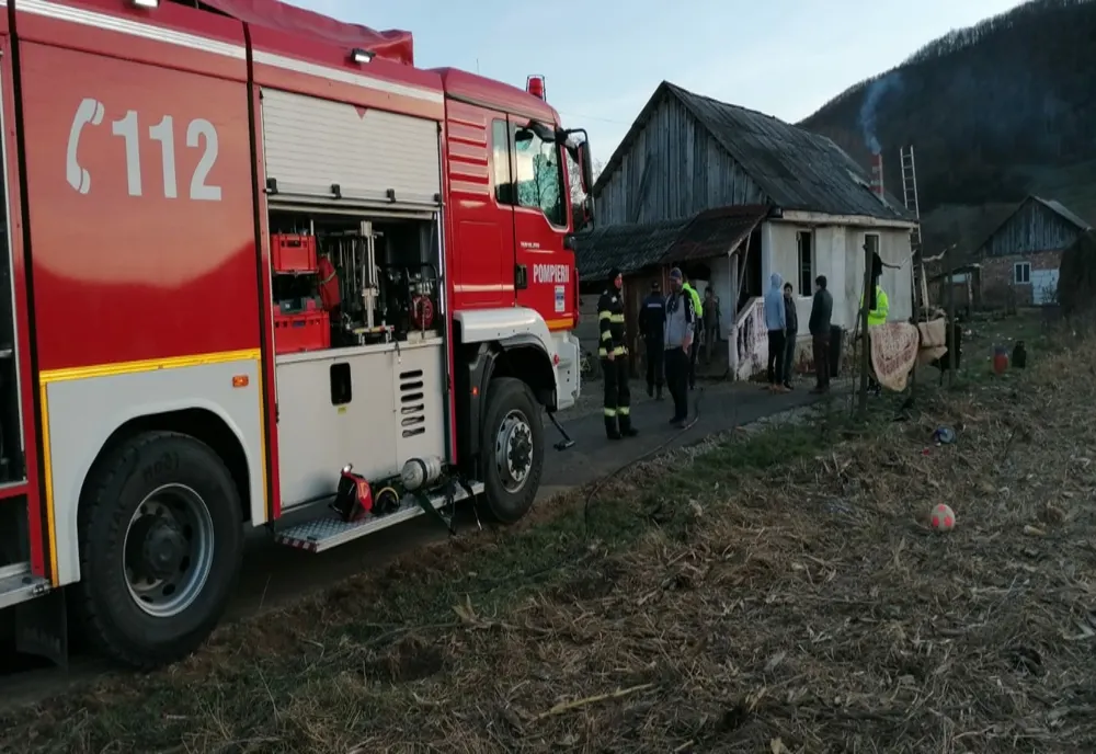 FOTO: Incendiu la o casă din localitatea Dobric! Trei copii au reușit să iasă la timp