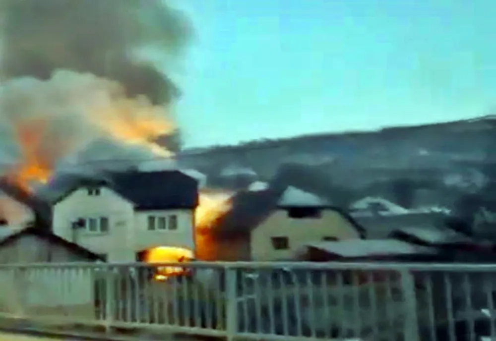 Incendiu în Ilva Mică! Acoperișurile a două case și anexe gospodărești au fost mistuite de flăcări