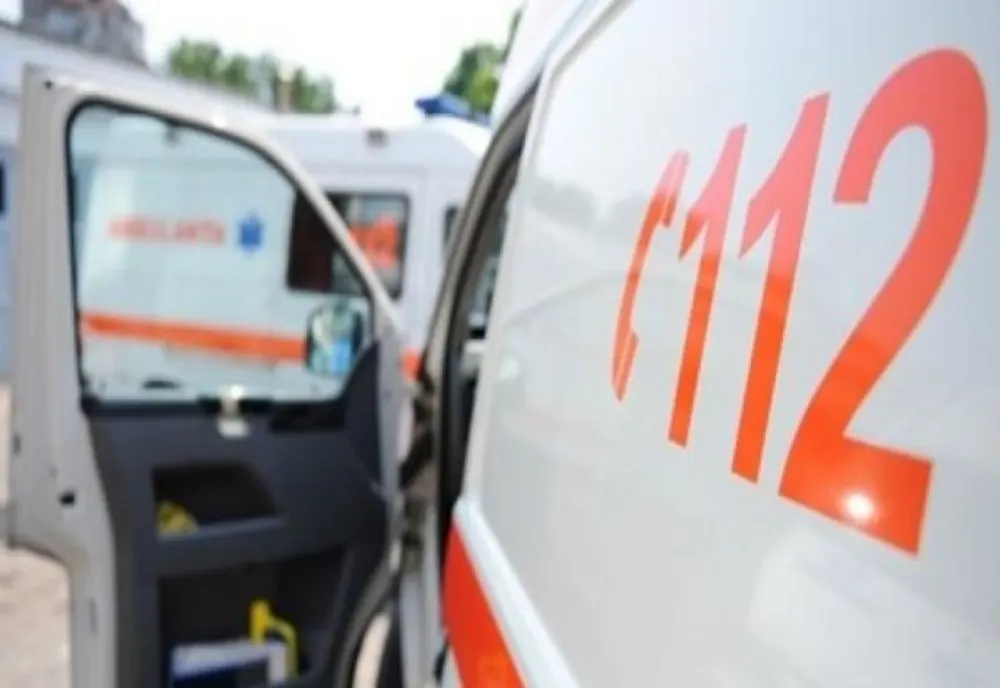 Ambulanță, implicată într-un accident rutier în Năsăud! Un bărbat a ajuns la spital