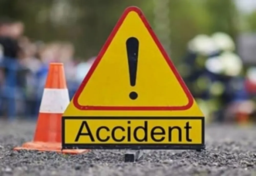 Accident în Teaca: un autoturism s-a răsturnat în afara carosabilului! Un copil de circa 2 și părinții săi, la spital
