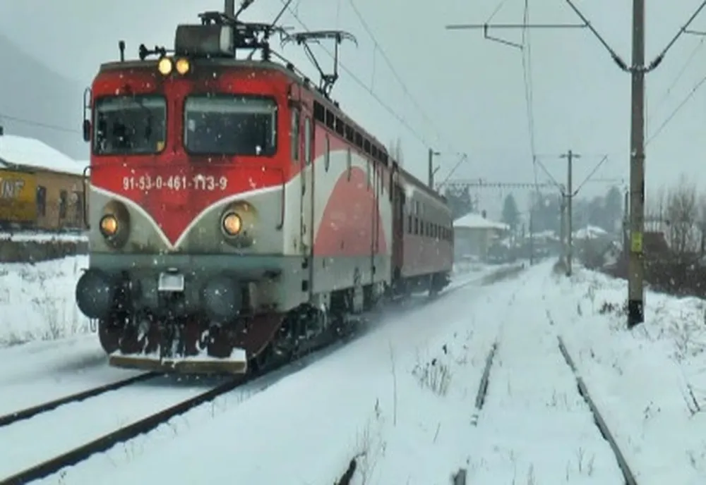 Un mehedințean a ajuns la UPU Bistrița, după ce a căzut de pe scările unui tren aflat în mișcare