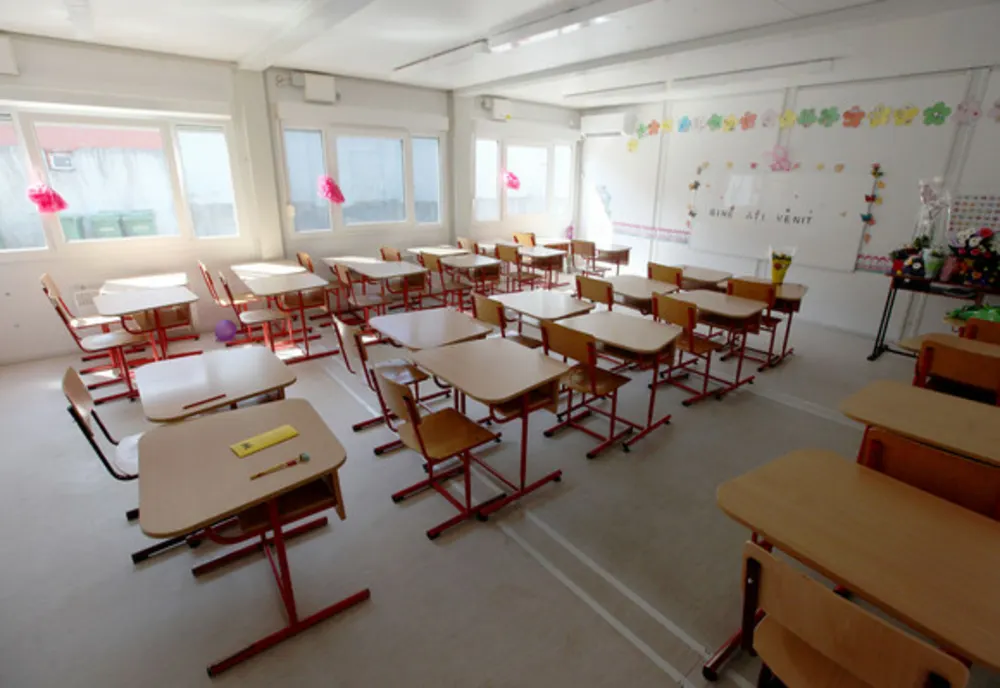 Două clase din municipiul Bistrița, în scenariul roșu