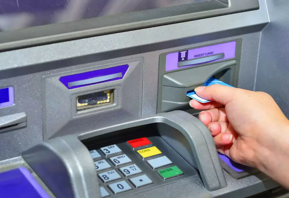 Femeie din Bistrița-Năsăud, reținută, după ce a furat un card și a retras bani din cont