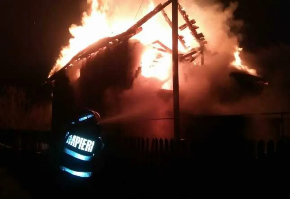 Un bărbat din Bistrița-Năsăud, sub control judiciar, după ce a incendiat locuința părinților săi! Casa a fost mistuită pe jumătate de flăcări
