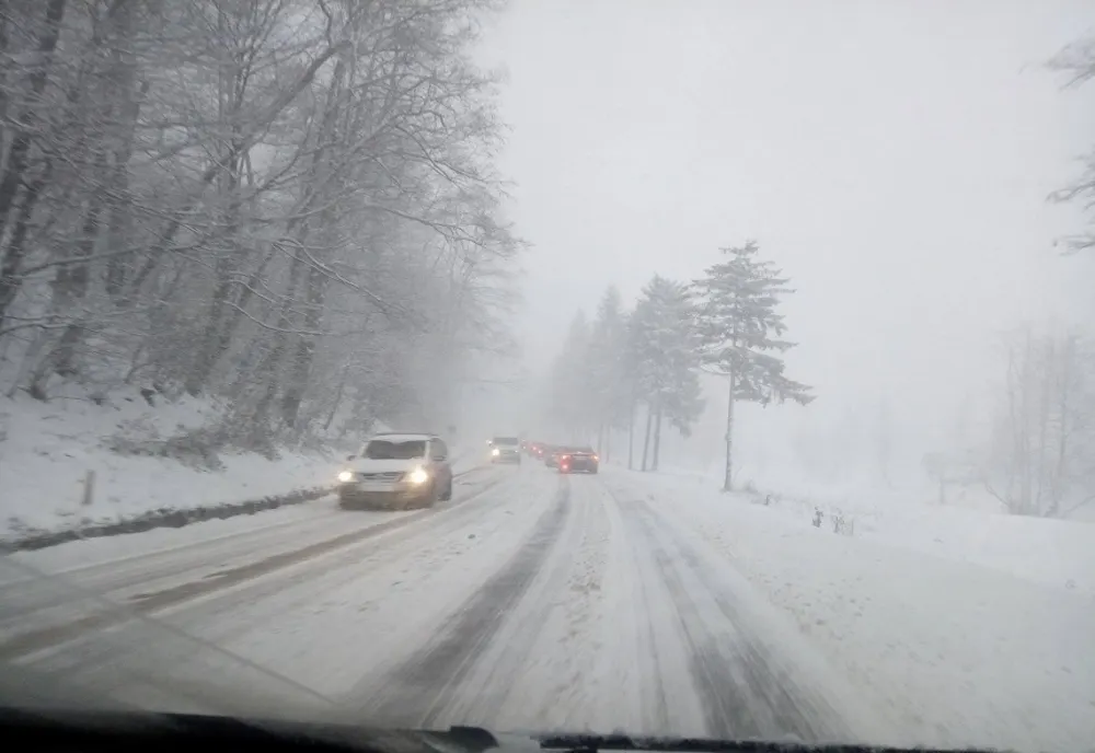 Circulație îngreunată pe câteva tronsoane de drum din Bistrița-Năsăud