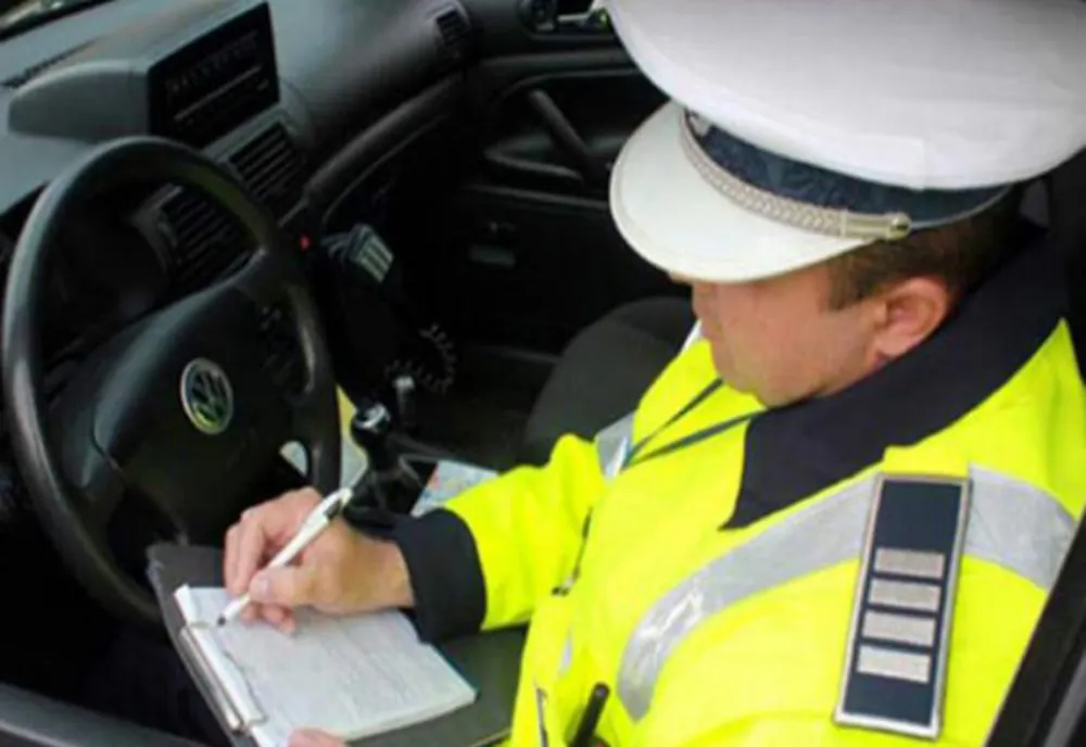 Cu permisul anulat, s-a drept altcineva în fața polițiștilor! Acum este cercetat