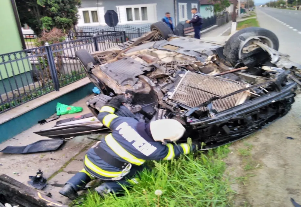 Ieșean, cascadorii pe DN 17, în Josenii Bârgăului! A intrat cu mașina într-un cap de pod și s-a răsturnat
