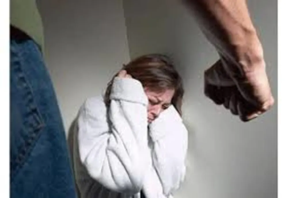 Bărbat din Bistrița-Năsăud, reținut de polițiști, după ce și-a agresat soția și a alungat-o din locuință