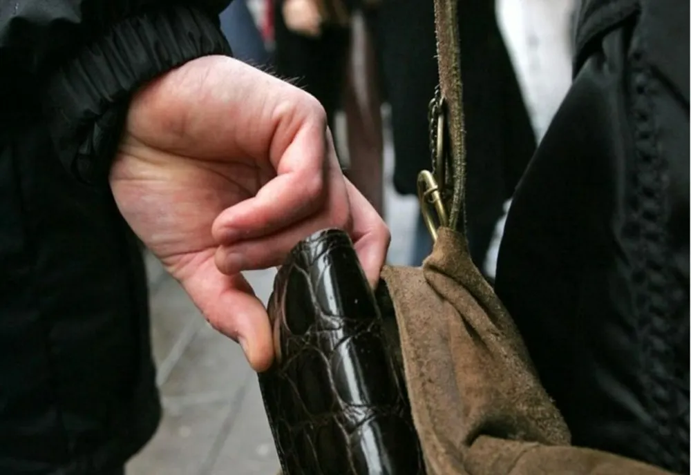 Bistrițean, reținut pentru 24 de ore! A furat unei femei un portmoneu cu cardul bancar și i-a accesat contul
