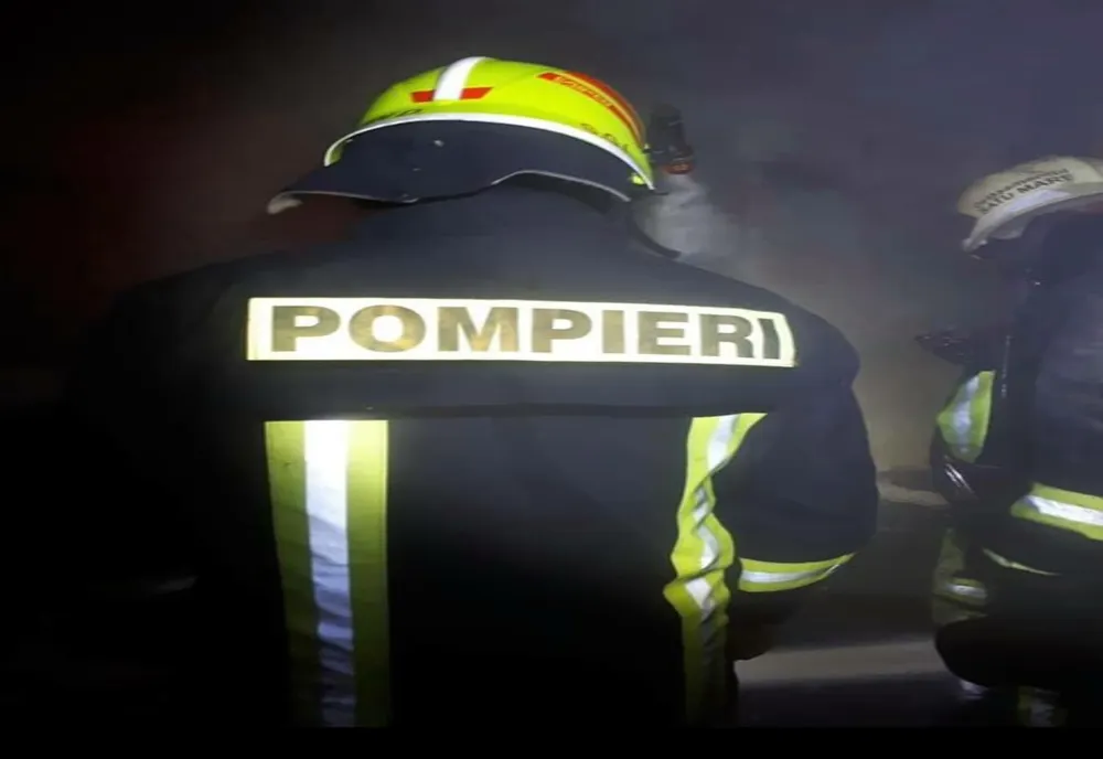 Un bătrân intoxicat cu fum din cauza unui incendiu izbucnit în locuință, a decedat