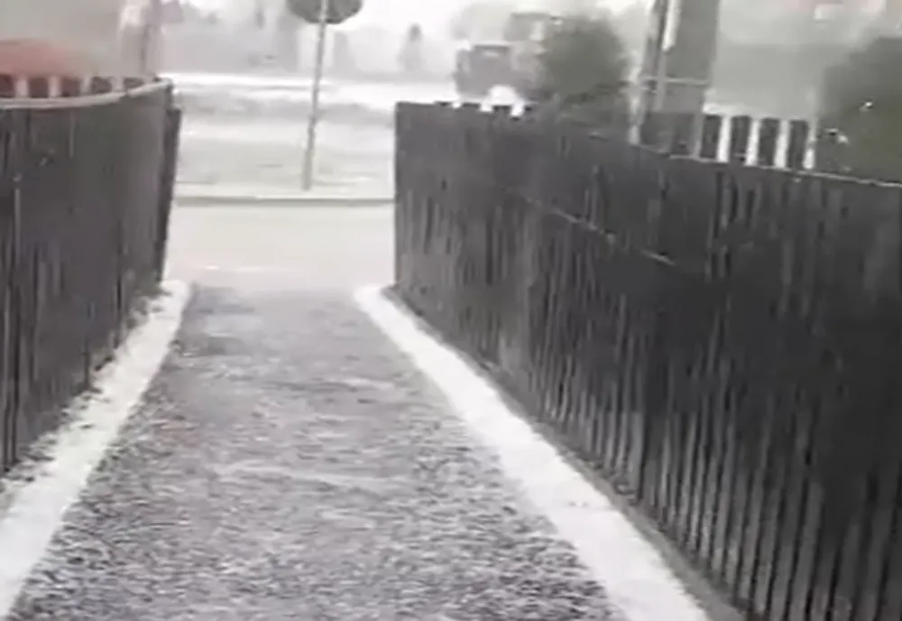 Cod portocaliu de instabilitate atmosferică pentru estul județului Bistrița-Năsăud! În unele zone a căzut grindină