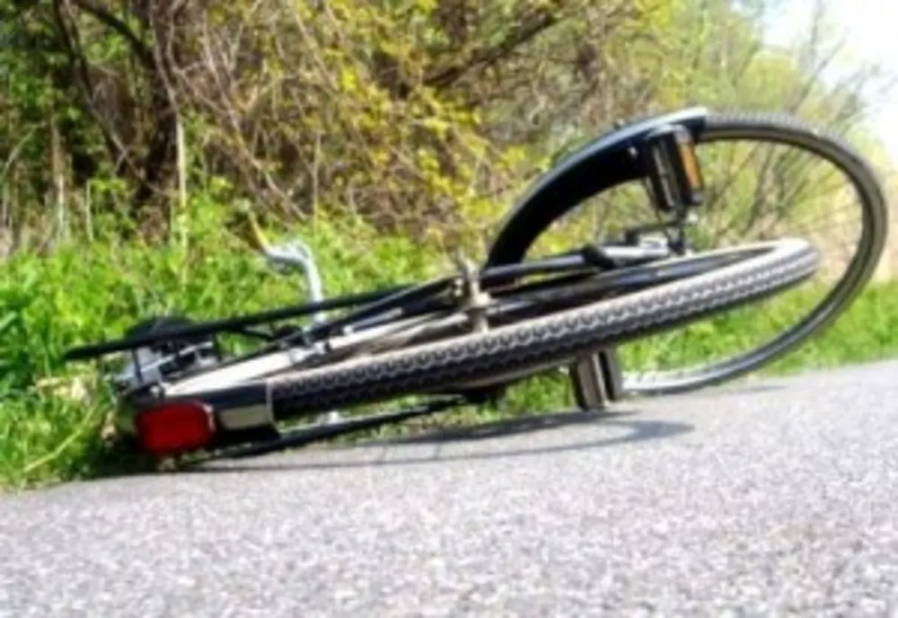 Biciclist, lovit de mașină, pe un drum comunal din Livezile