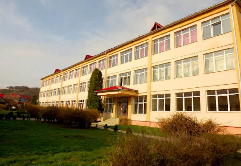 Păruială între trei eleve ale unui liceu din Bistrița-Năsăud! Două au fost transportate la spital pentru investigații medicale